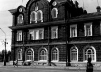 Трехэтажная часть здания бывшего Сурского подворья. Вид с проспекта. Фото А.А. Шалькевича, 1970-е гг.