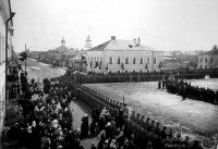 Парад на Соборной площади в начале 1900-х гг. Троицкий, дом №41 Инженерное ведомство. Фото Я.И. Лейцингера