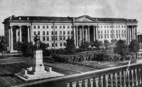 Здание Совнархоза на Октябрьской площади. (Построено в 1953 г.)
