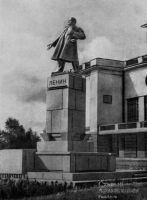 Памятник В. И. Ленину перед зданием Архангельского областного драматического театра