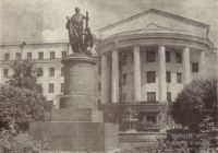 Памятник Ломоносову перед зданием АЛТИ