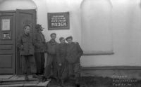 У входа в краеведческий музей. 1952 г.