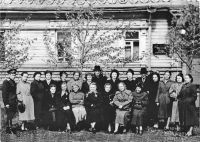 Хор и драматический коллектив областного Дома офицеров 9 апреля 1956 года (у здания ОДО)