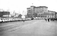 Школьницы на демонстрации 1 мая 1951 года.