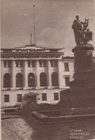 Памятник М.В. Ломоносову у здания Лесотехнического института