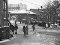 Вид от Главпочтамта в сторону остановки общественного транспорта на пр. П. Виноградова. Предположительная дата съемки 1969-71гг.