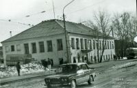 Вид дома № 10 по ул. Урицкого и трамвайной остановки около него. 19 апреля 1989 год