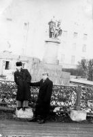 Перед памятником Ломоносову