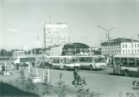 Площадь перед Морским-Речным Вокзалом. Фото сделано предположительно в 1981-83 годах.