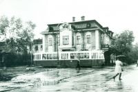 Дом № 14 по пр. П. Виноградова. Снимки сделаны в разные годы, в промежутке от 1970-го до 1983-го.