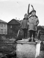 Дети у скульптуры пионера в районе ул. Новоземельской, 89. 1964 год