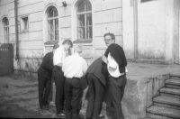 У крыльца школы №9. Начало 1960-х годов