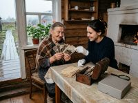 Как сохранить старые фотографии: правила хранения и реставрация