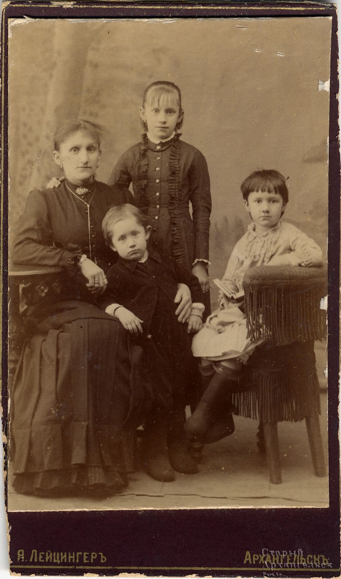 Семейный портрет - мать и трое детей. 1890-е г.