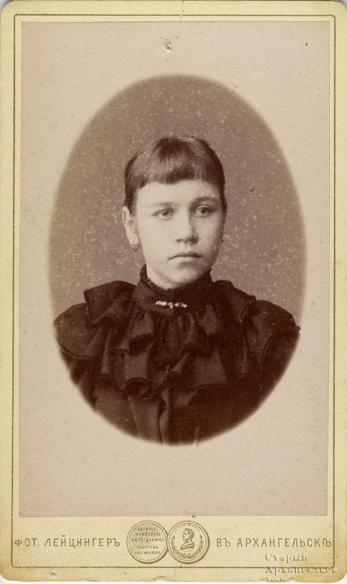 Портрет девочки. На оборотной стороне надпись: “7 декабря 1893 года. Горячо любящим родителям на память от Мани”.