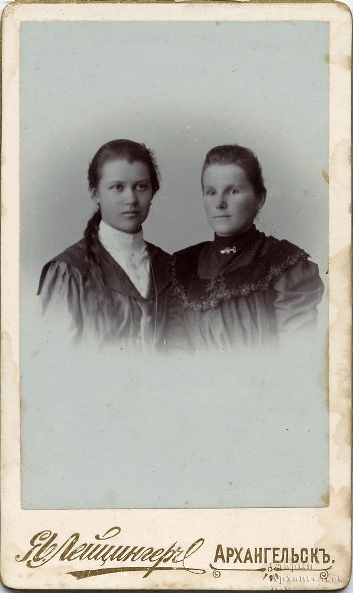 Портрет двух женщин. На обороте надпись: “На память Александре Ивановне от Мани Подряшениковой. 1902 г.”.