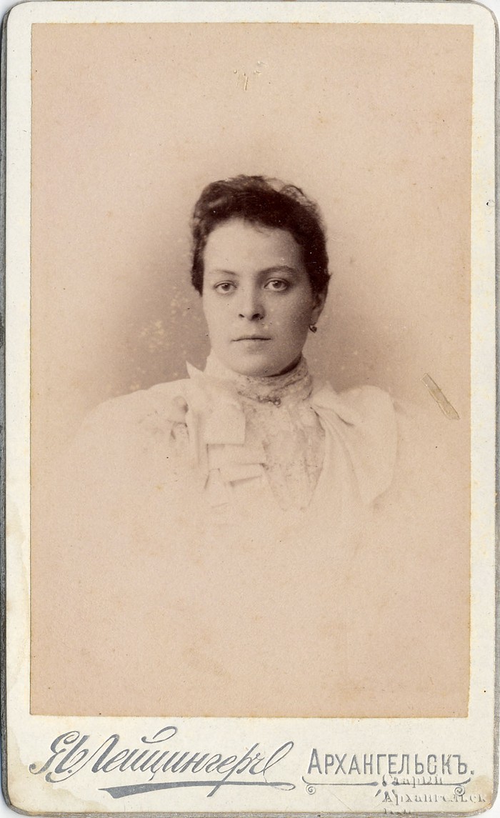 Портрет молодой женщины в белом. 1890-е г.