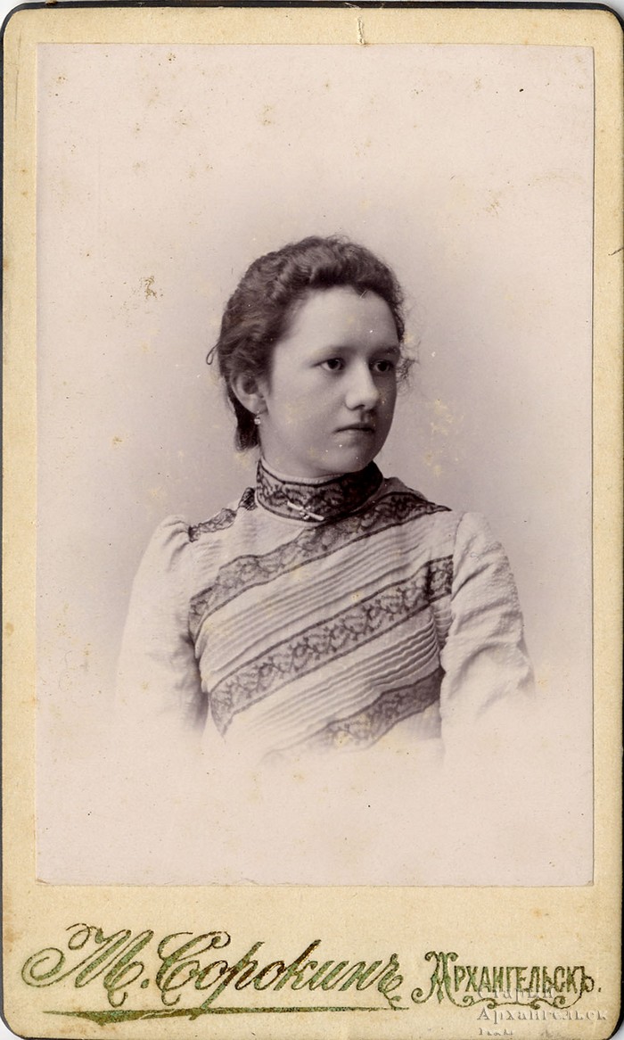Портрет молодой девушки. На обороте надпись: “На память дорогой тете от Юли”. 1900-е г.