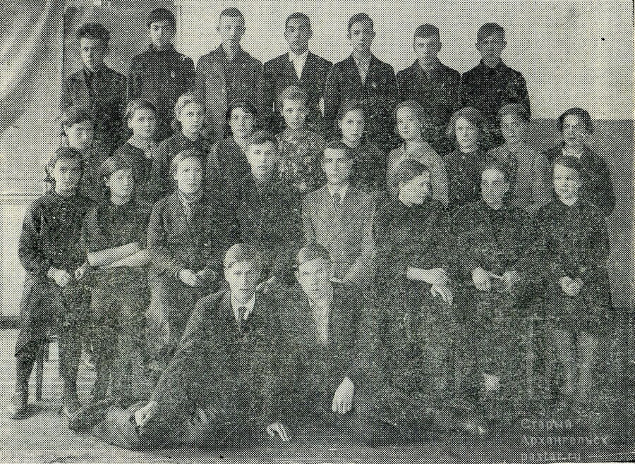 Выпуск 1941 года. Большинство выпускников мальчиков ушли на фронт вместе с директором школы Барониным И. П.