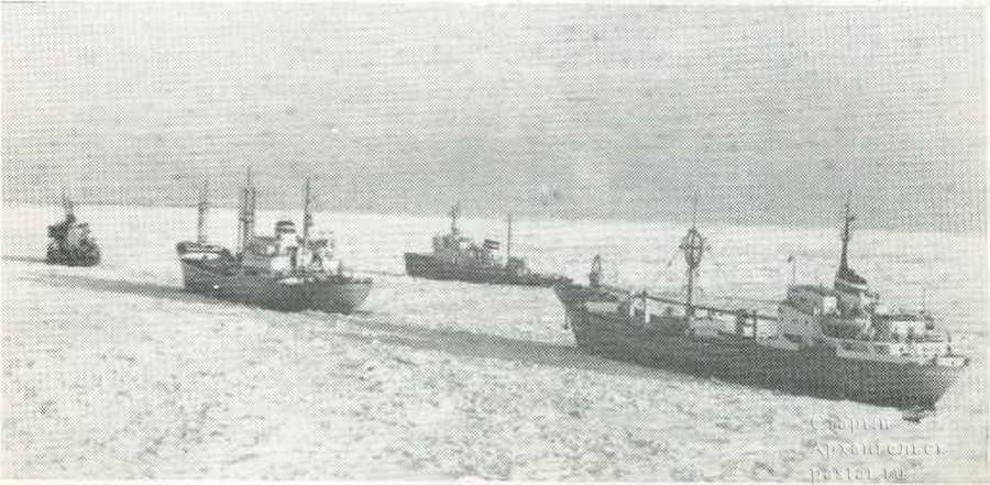 Караван судов пароходства пробивается в родной порт сквозь льды Белого моря.