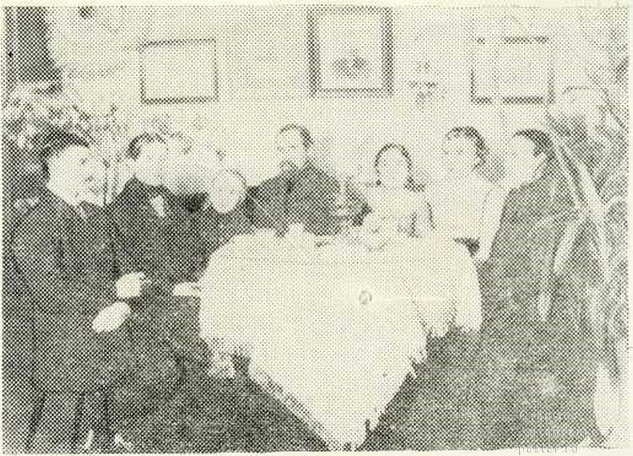 А. С. Кучин (слева) среди родных в Онеге. (Фото 1912 г.).