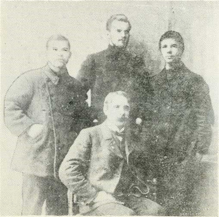 сидит А. Егеде-Ниссен; стоят (слева) П. Ф. Гусев, Н. А. Шевелкин, А. С. Кучин.