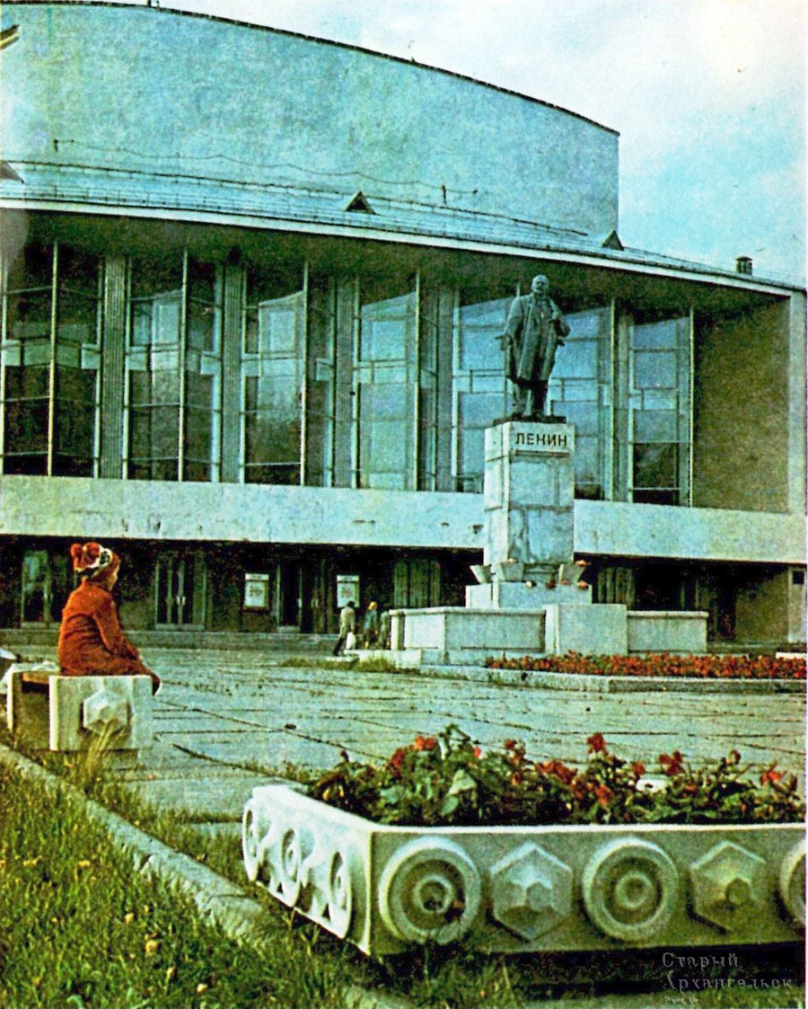 Памятник В. И. Ленину на площади Октября