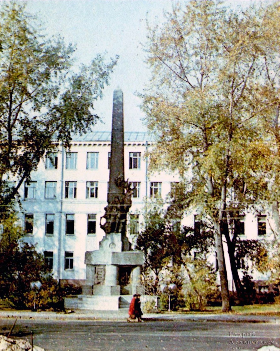 Обелиск Севера на площади В. И. Ленина
