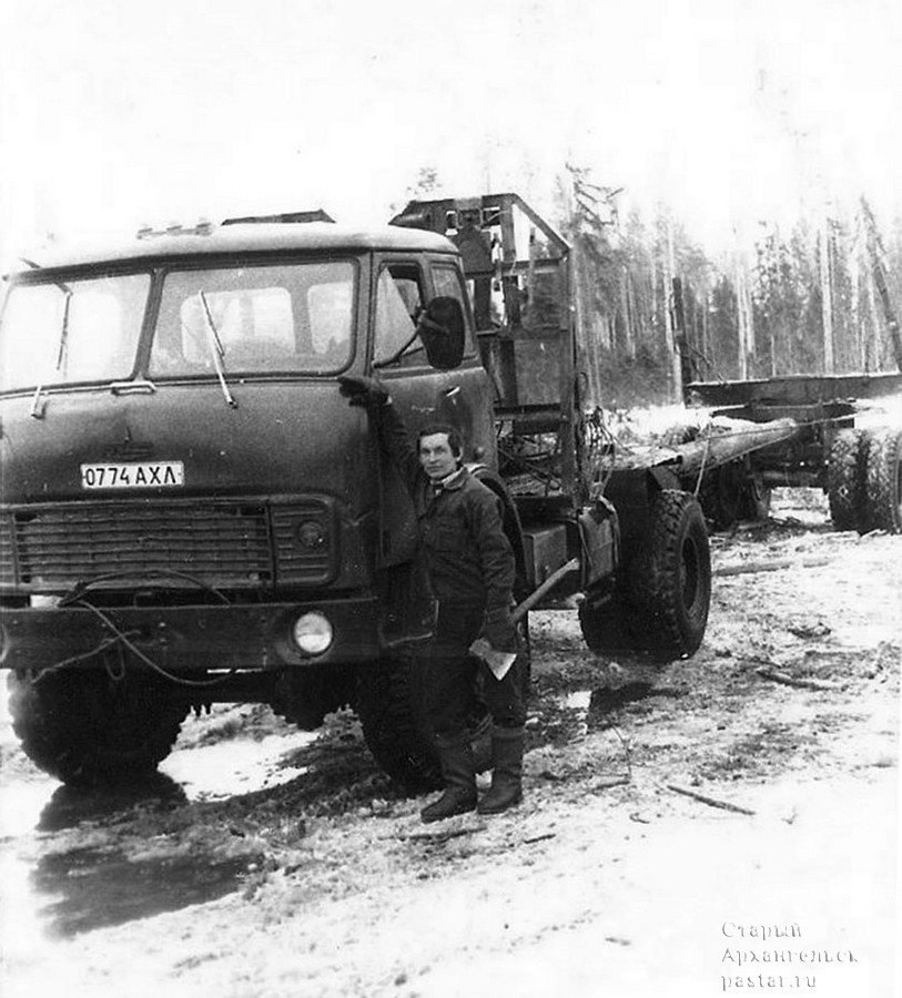 Автомобильный номерной знак образца 1977 года серии АХЛ на государственном грузовом автомобиле