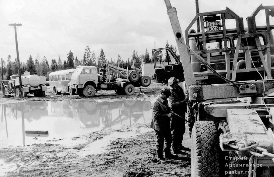 Автомобильный номерной знак образца 1977 года серии АХМ на государственном грузовом автомобиле