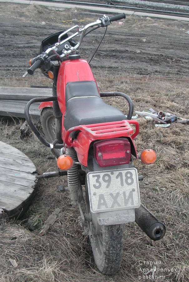 Автомобильный номерной знак образца 1977 года серии АХЗ на мотоцикле