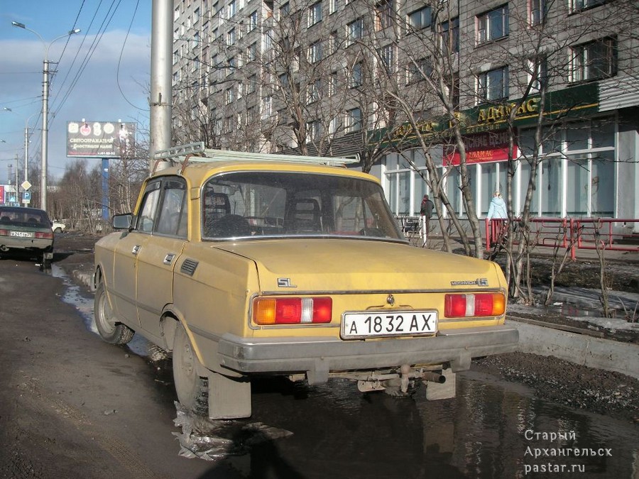 Автомобильный номерной знак образца 1977 года серии аАХ на автомобиле индивидуального владельца