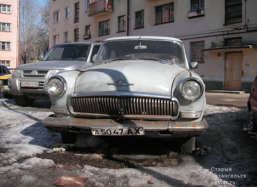 Автомобильный номерной знак образца 1977 года серии дАХ на автомобиле индивидуального владельца