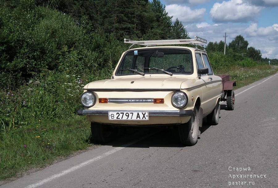 Автомобильный номерной знак образца 1977 года серии вАХ на автомобиле индивидуального владельца