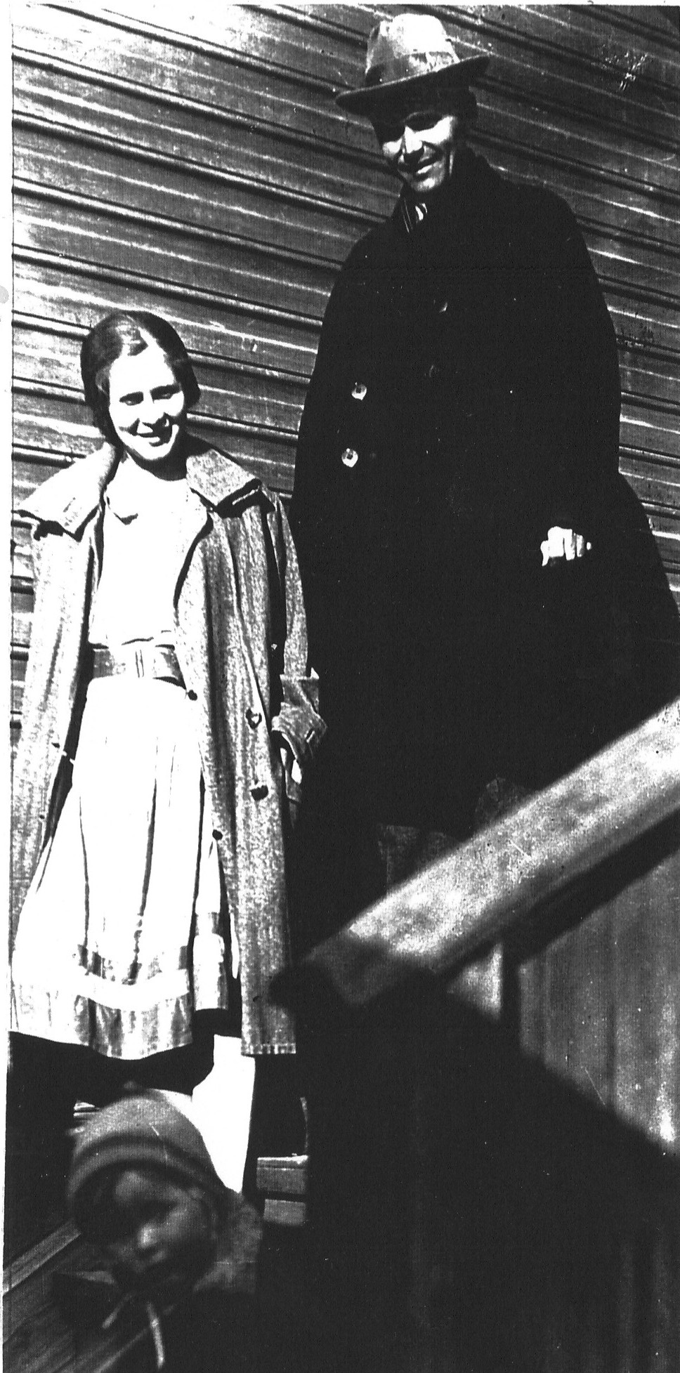 владелец дома Фефилов Лука Иванович, его жена Елизавета Константиновна, внизу дочь Татьяна. 1936 год