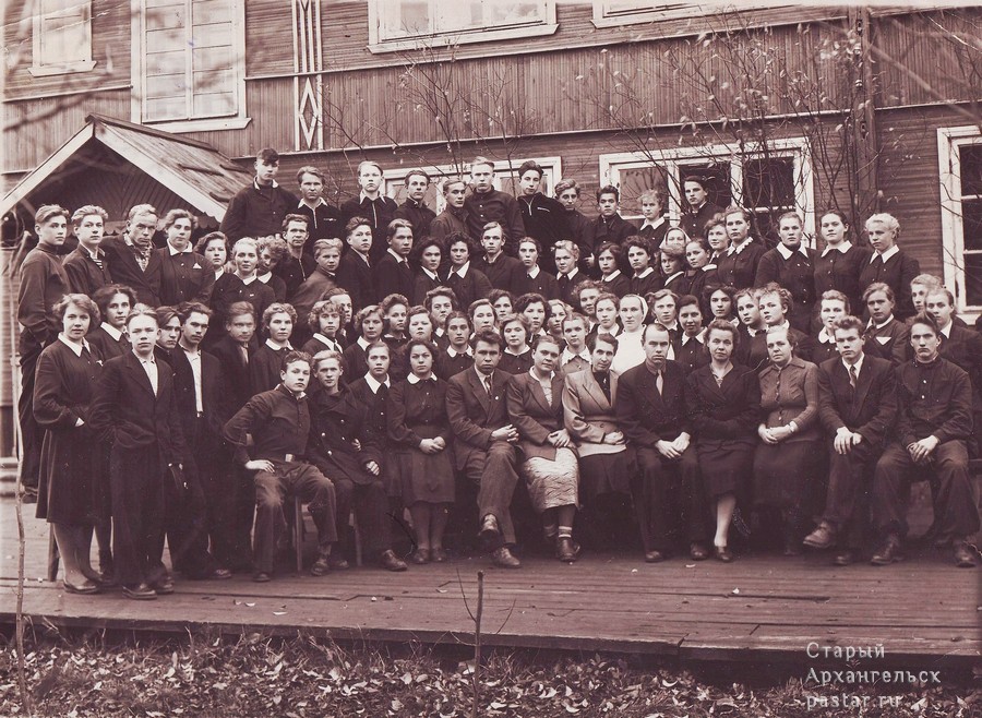 Выпускники и преподаватели школы рабочей молодежи (вечерняя школа) на базе архангельской средней школы №57. 1958 год.