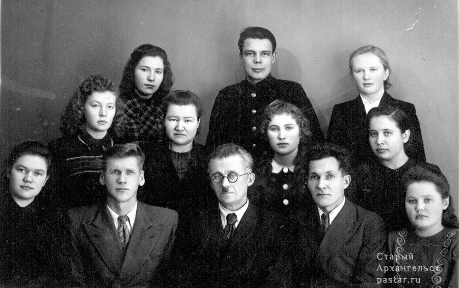 Группа физиков 4 курса Пединститута, 1950 год