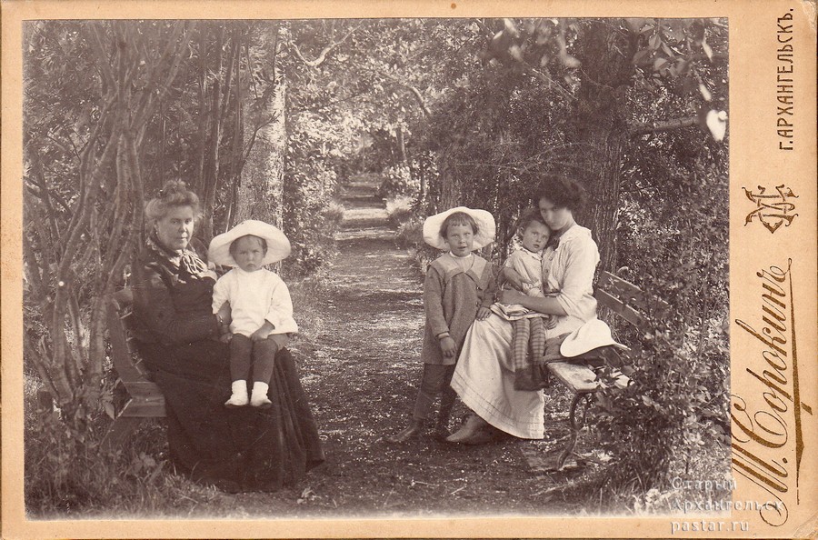М. Сорокин. Надпись на обратной стороне: Сестра Таисья Федоровна с внуками.