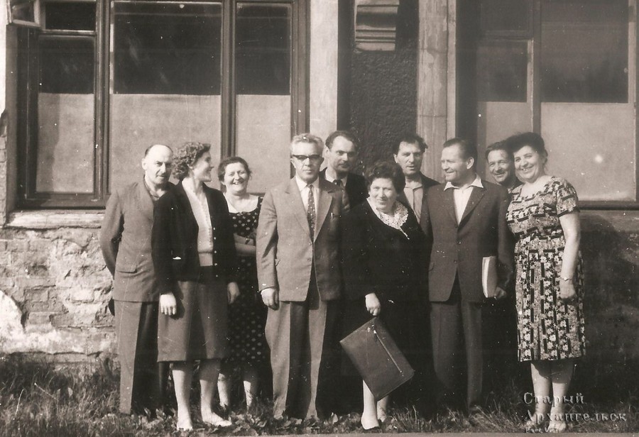 Фото группы сотрудников института, сделанное летом 1963 года