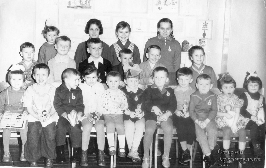Группа детей сотрудников института, участников выставки детского творчества 5 апреля 1964 года