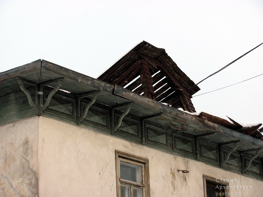 Деревянные декоративные элементы под крышей.
