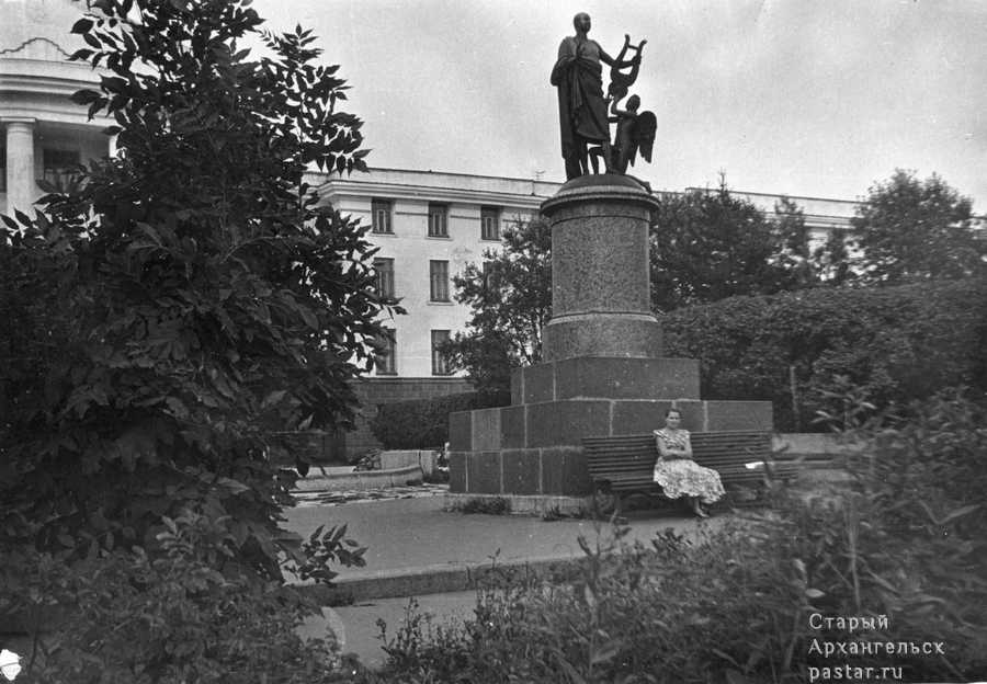 Памятник Ломоносову возле АЛТИ