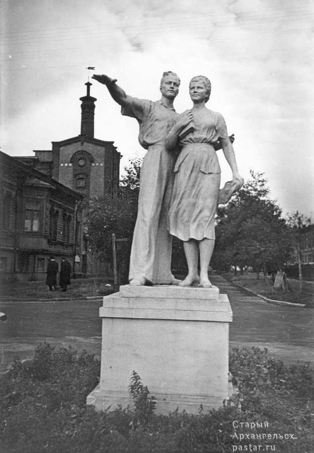 Еще одна известная скульптура юноши и девушки