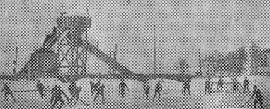 А вот матч на ледяном поле, что заливалось тогда на набережной Север ной Двины в районе улицы Свободы (снимок 1925 года)