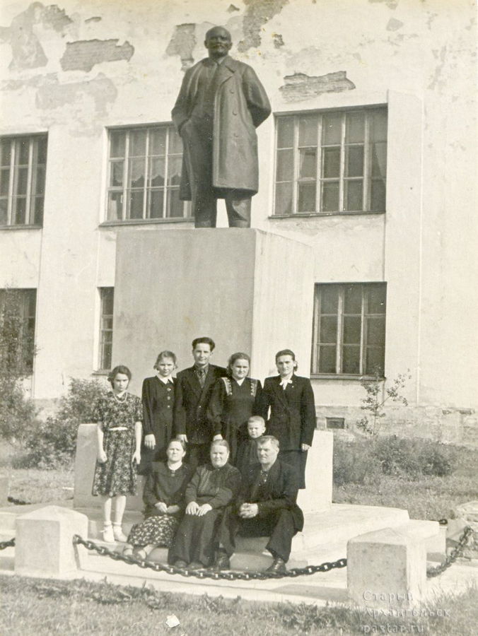 Памятник Ленину около здания Северолеса