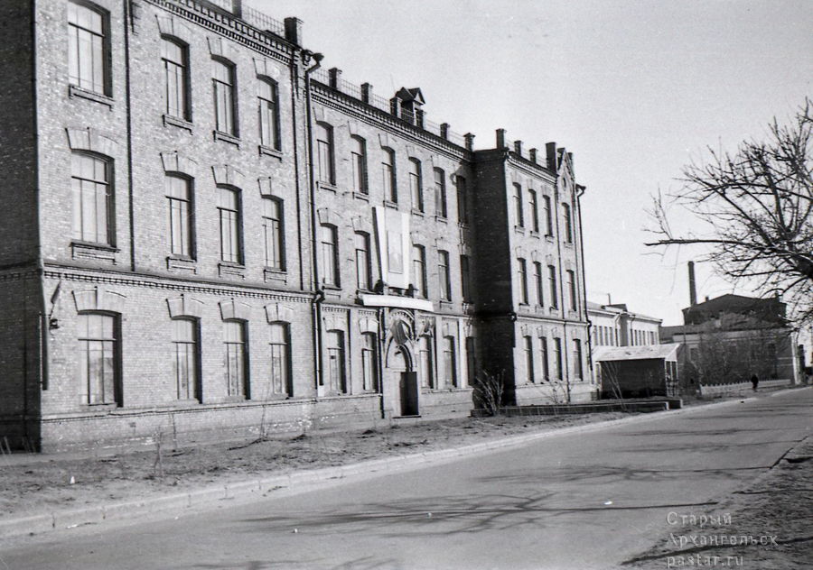 Здание бывшей Ольгинской гимназии. 1960-е годы