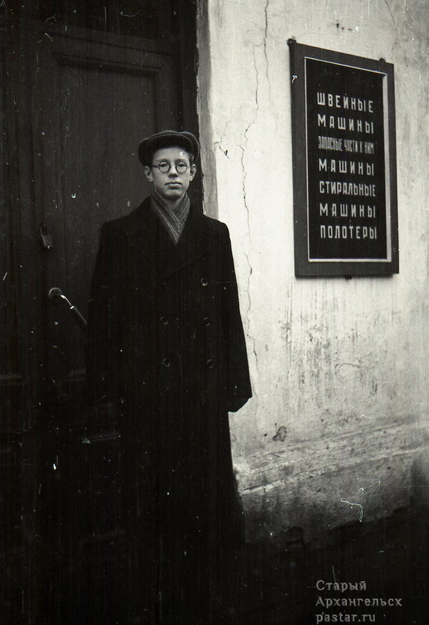 Магазин на перекрестке П.Виноградова-Поморская. 7 ноября 1958 года