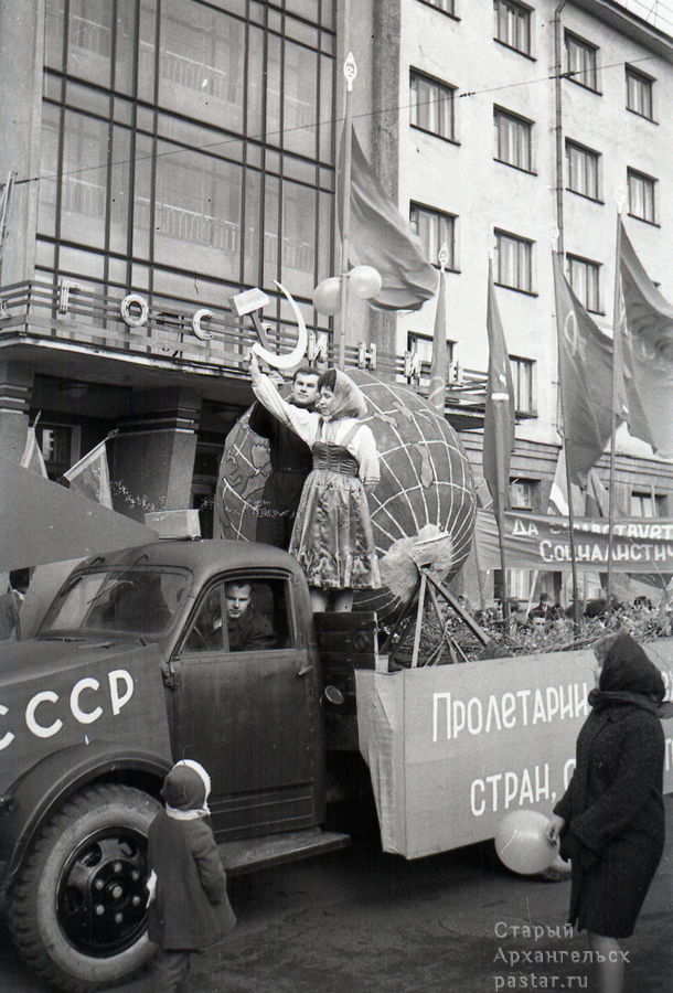 Грузовик АЛТИ оформленный для демонстрации на Поморской и у главного корпуса. 7 ноября 1967 года