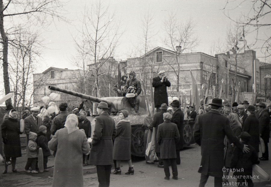 Набережная между Володарского и Поморской. 7 ноября 1967 года
