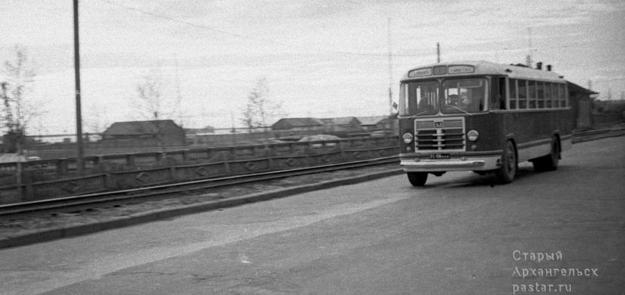 Автобус на Набережной напротив АЛТИ. Конец 1950 - Начало 1960-х